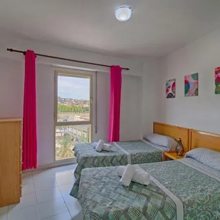Sleeps 3 Pool Air Con Wifi T792070